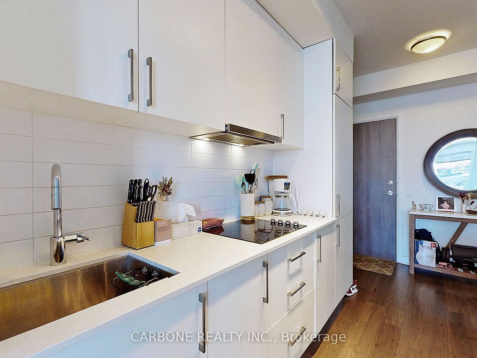 576 Front St W Toronto, ON,