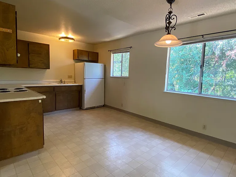 354 Pleasant St — Photo 6
