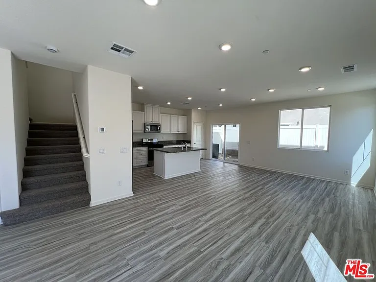 25198 Harmony Ave — Photo 2
