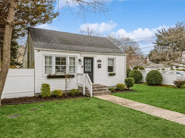 28 Goeller Avenue, Huntington Station, NY 11746