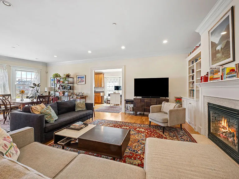 Livingroom with gas fireplace