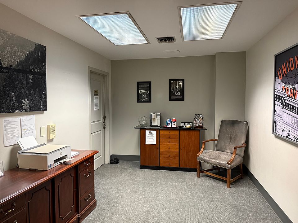 This small room off the main lobby has a printer/copy/fax machine (free use) and a Kurieg coffee machine (free use). The on-site manager's office is located off this room.