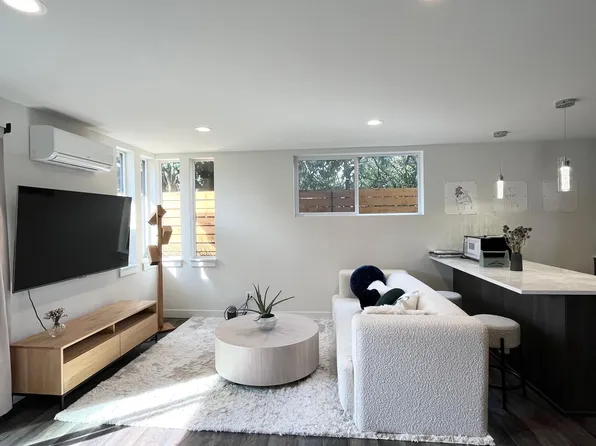 927 NW 62nd St #C, Seattle, WA 98107