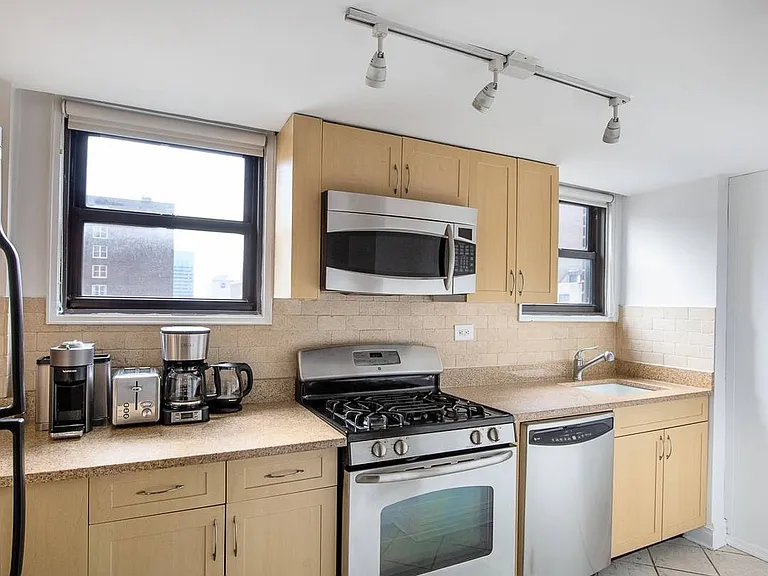 30 Cliff St #10D — Photo 2
