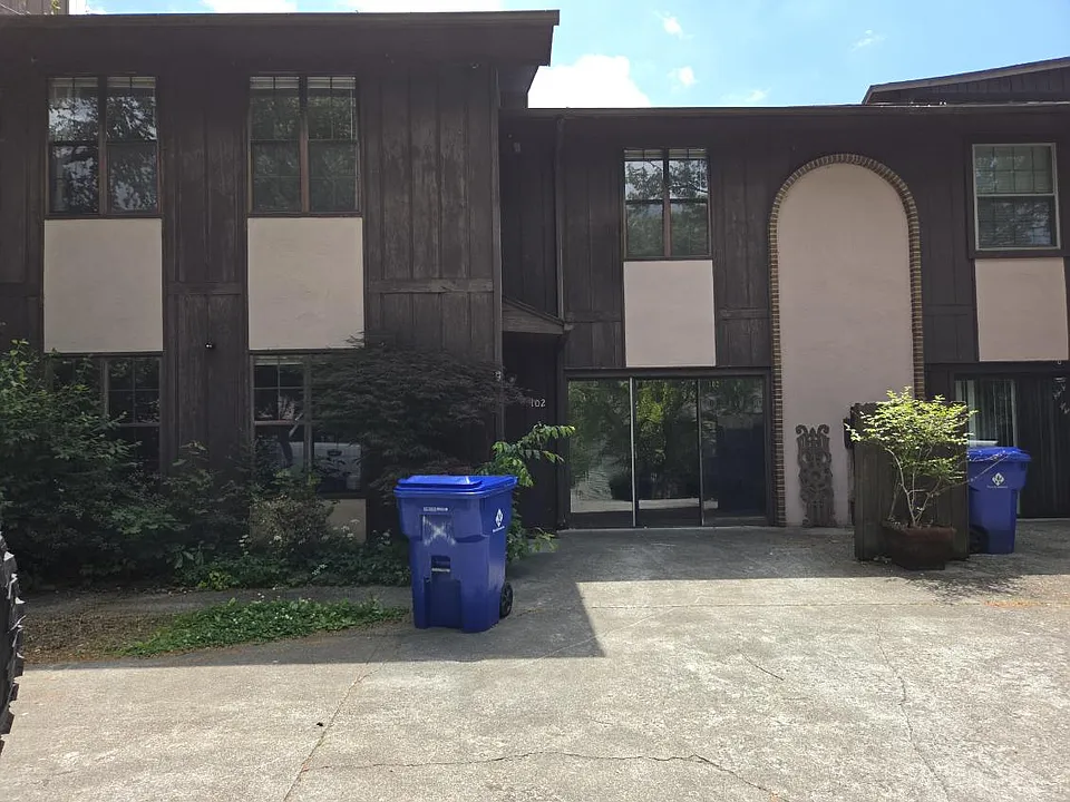 102 Goldenview Ln