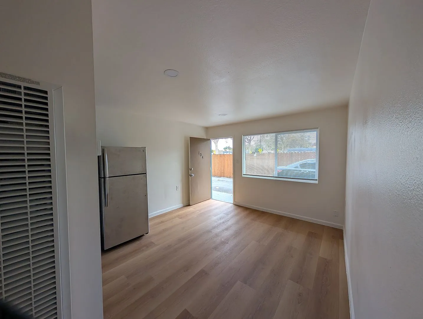 Comfortable one bedroom unit, convenient location to shopping and transportation — Photo 4