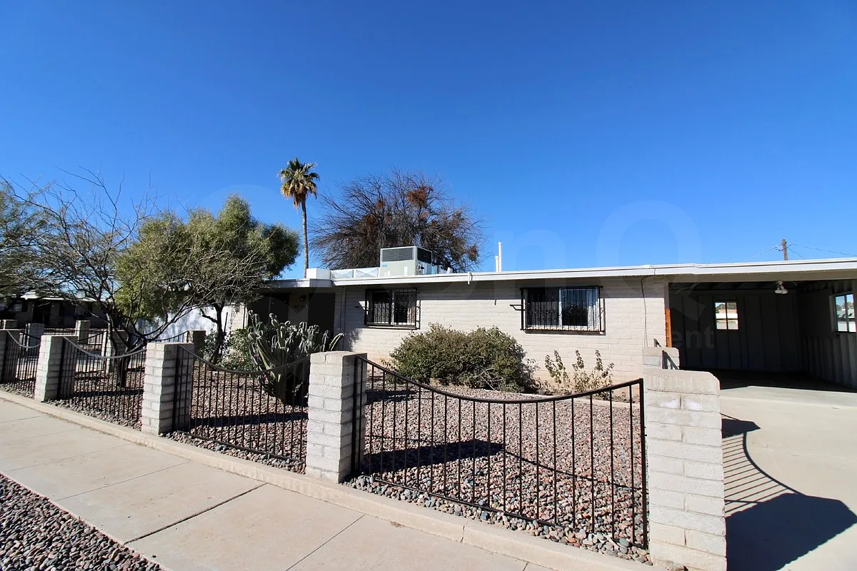 3 bed, 2.0 bath, 1753 sqft, $1,895 — Photo 2