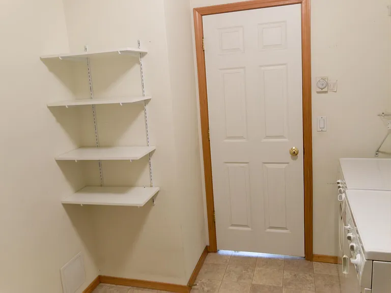 EXTRA LARGE LAUNDRY ROOM