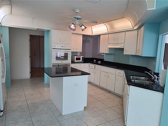 5th image of 38 Broadmoor Ln