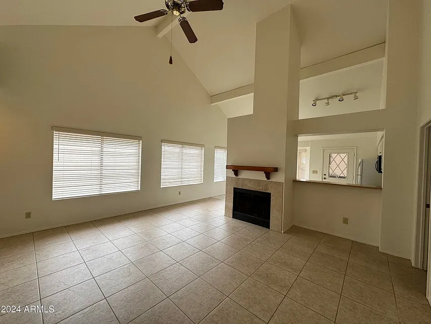 3 bed, 1217 sqft, $2,300 — Photo 3