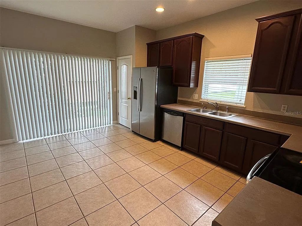 4 bed, 2.0 bath, 1731 sqft, $2,495 — Photo 3