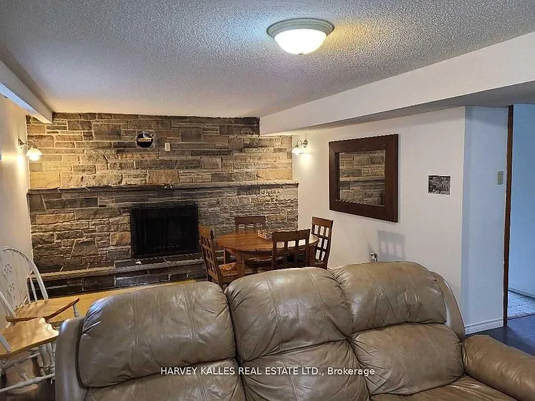 2379 Hensall St #LOWER — Photo 3