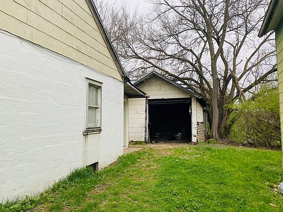 5th image of 627 Liberty St