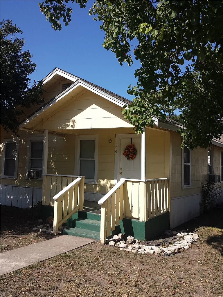 2 bed, 1.0 bath, 2818 sqft, $795 — Photo 1