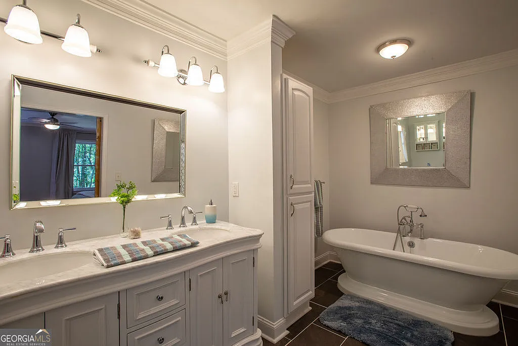 3 bed, 3.0 bath, 3200 sqft, $5,000 — Photo 4