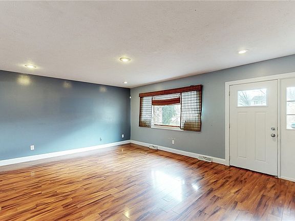 4th image of 5510 Hollywood Dr