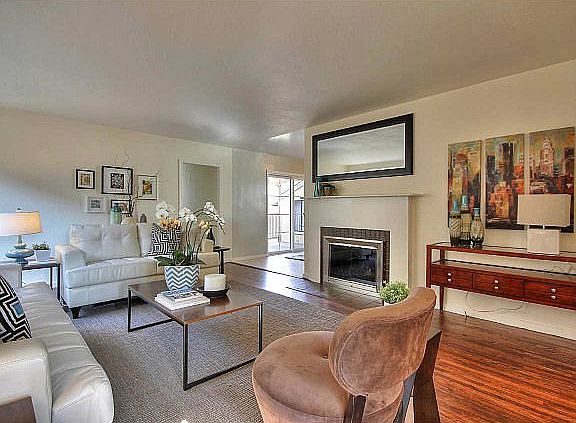 Living Room with fireplace