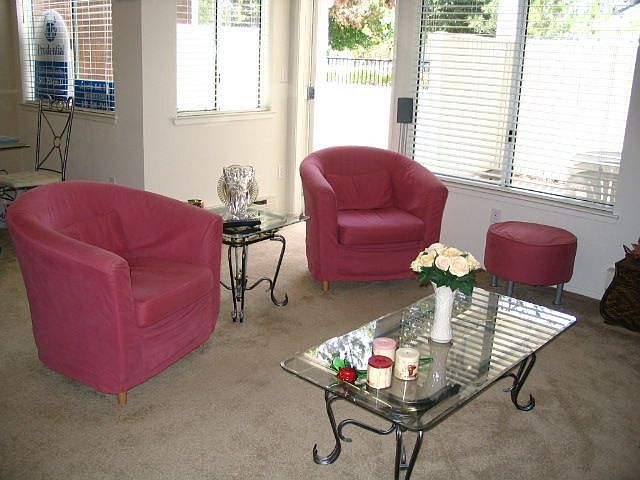 SPACIOUS LIVING ROOM