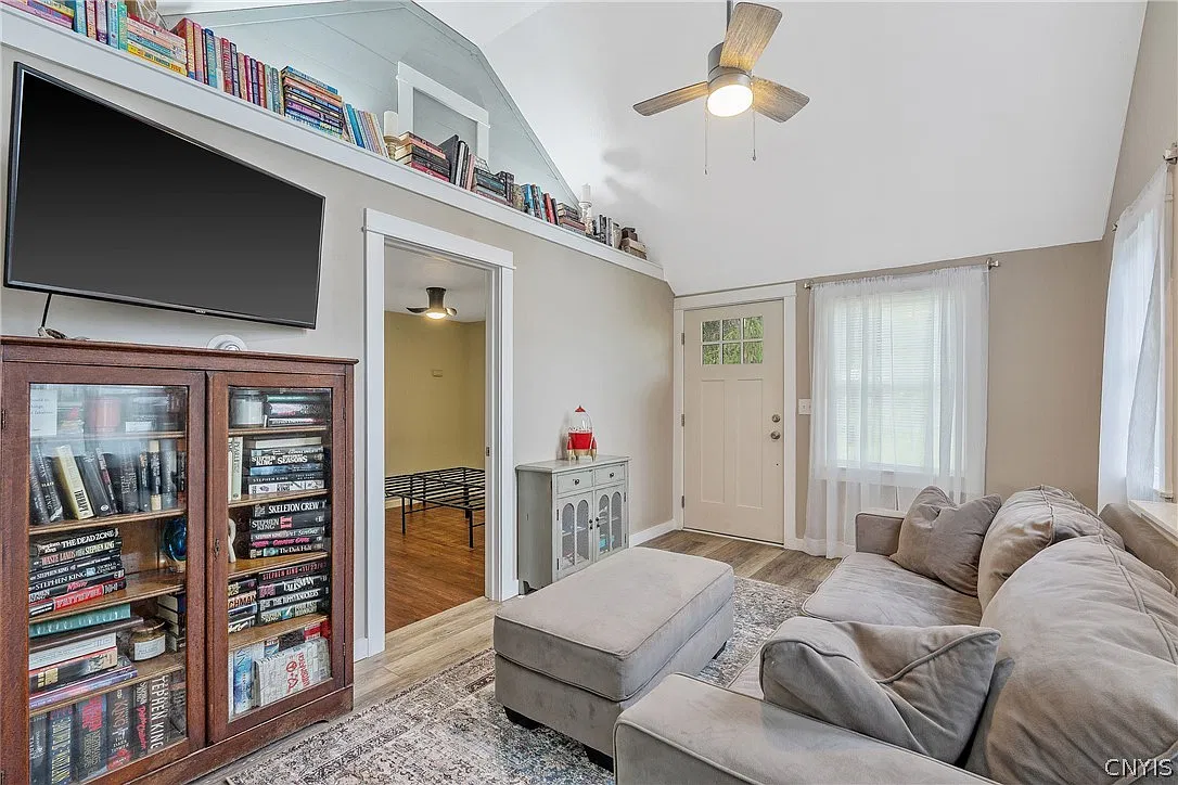 2 bed, 1.0 bath, 672 sqft, $1,350 — Photo 4