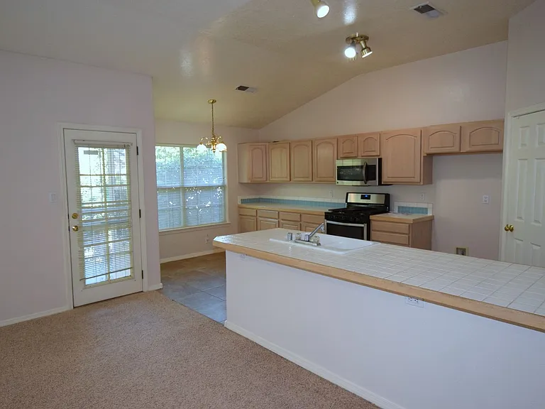 8615 Brighton Dr NE — Photo 8