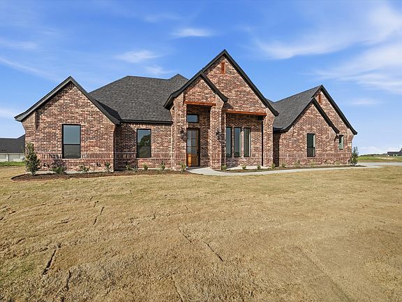 3rd image of 450 Red Bird Dr