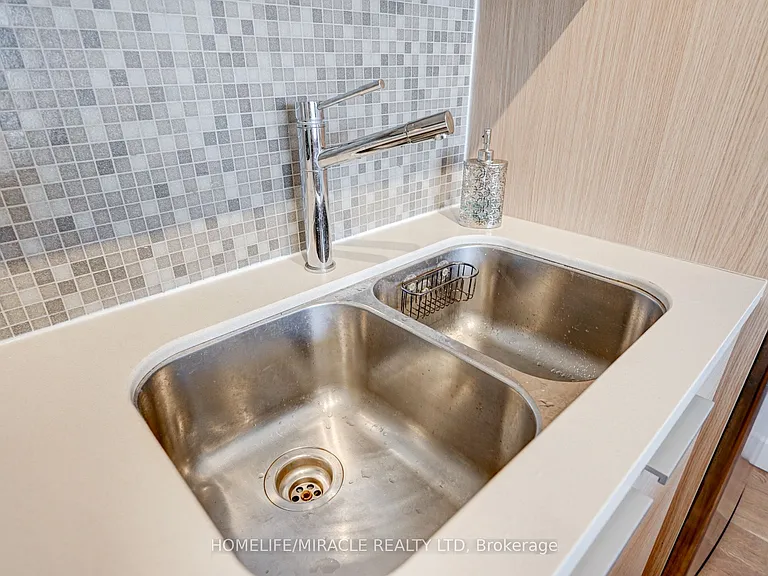 25 Oxley St #701 — Photo 22