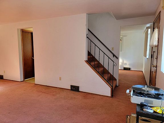 Living Room 20’3” x 11’3”