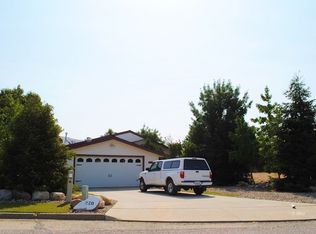 220 Lakeshore Dr, Wofford Heights, CA 93285