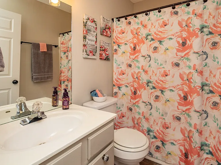 Admiral Place Apartments — Photo 9