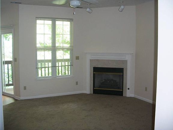 Living room w/fireplace