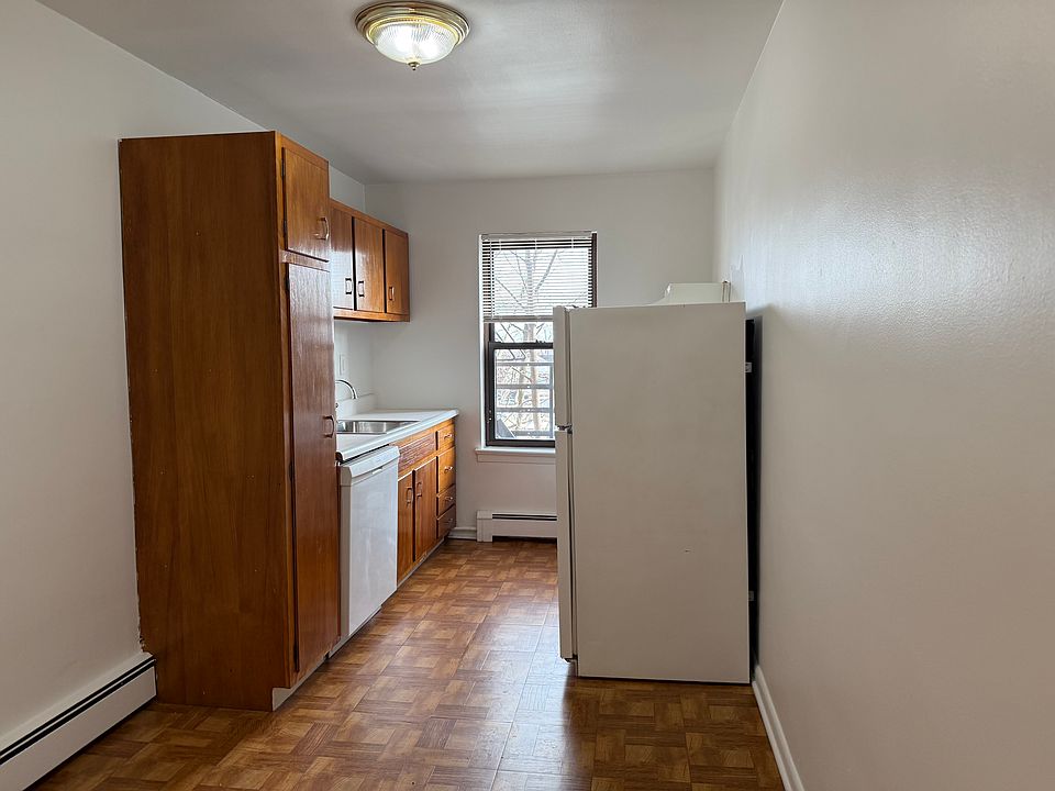 1st image of 16 Roosevelt Pl APT A6