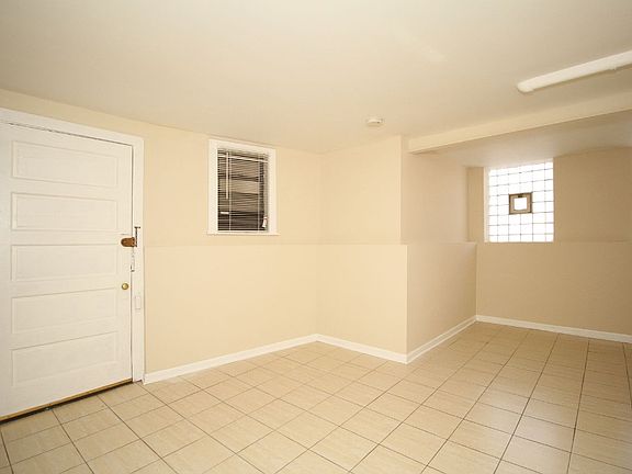 2nd image of 2878-2900 N Clark St #2900-G