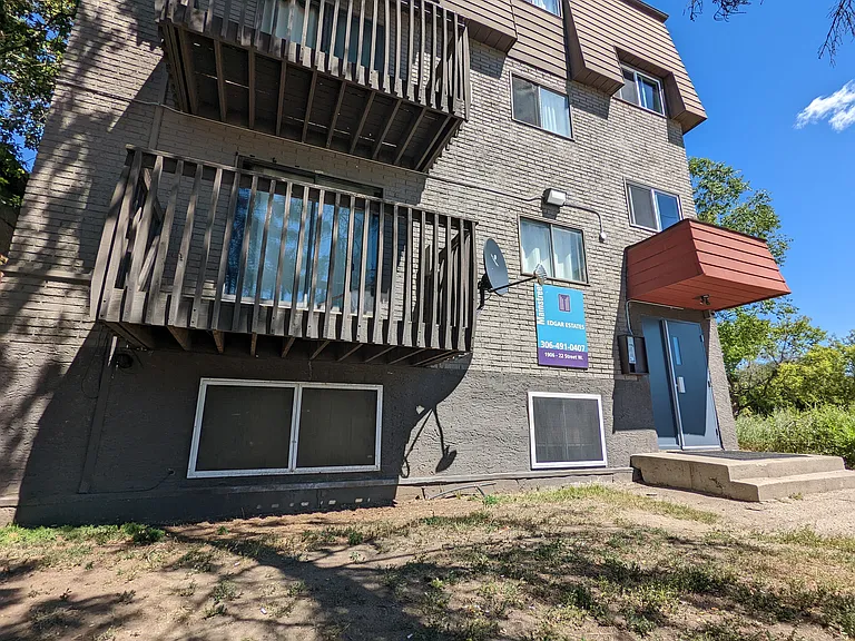 1906 22nd St W — Photo 8