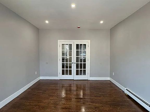 4th image of 223 Bayview Ave #1