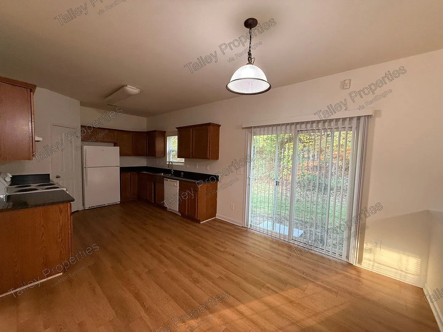 4 bed, 2.5 bath, 2450 sqft, $2,199 — Photo 4