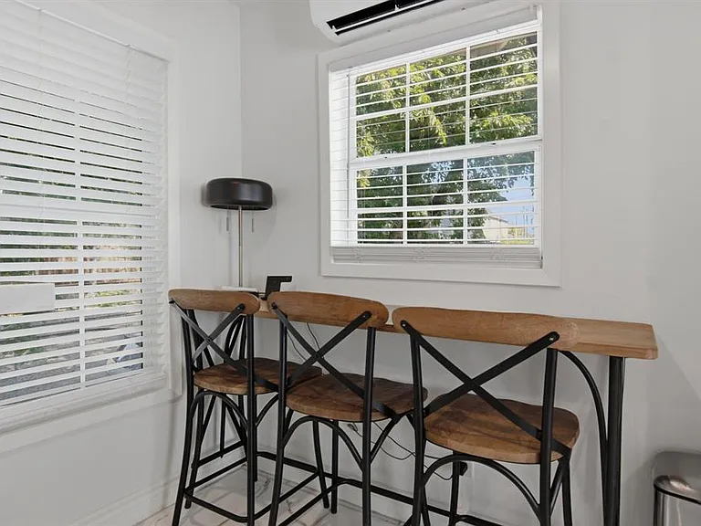 908 Haskell St — Photo 11