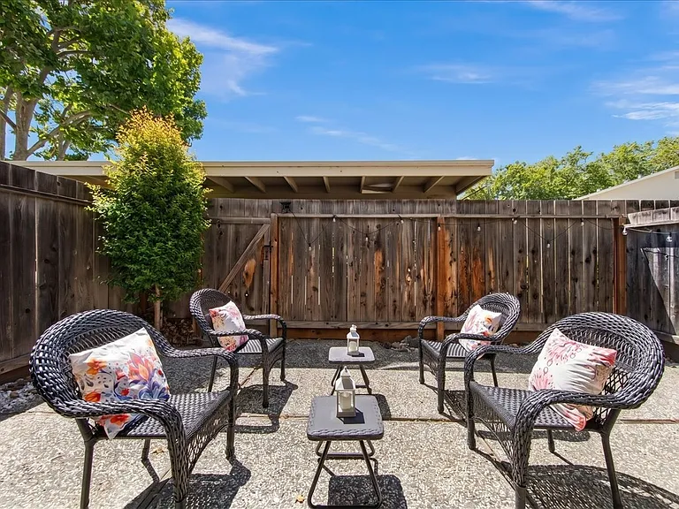 1811 Queen Victoria Way — Photo 29
