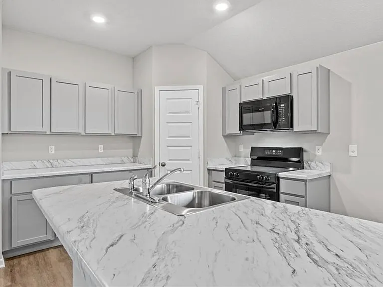 571 N Pecan St — Photo 5