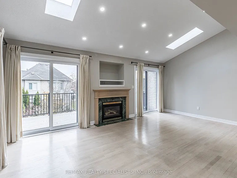 2115 Pinevalley Cres — Photo 15