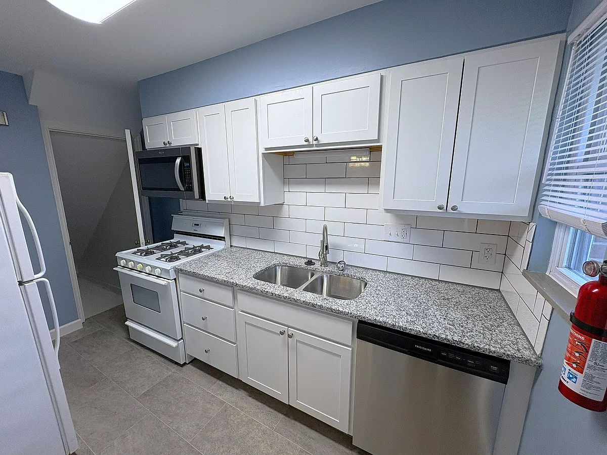Kitchen - 2121 Ridgeview Rd