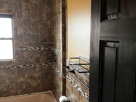 3rd image of 1005 E 222nd St Floor 2