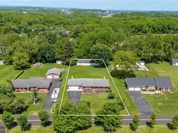 3324 Golf Course Rd, Allentown, PA 18104