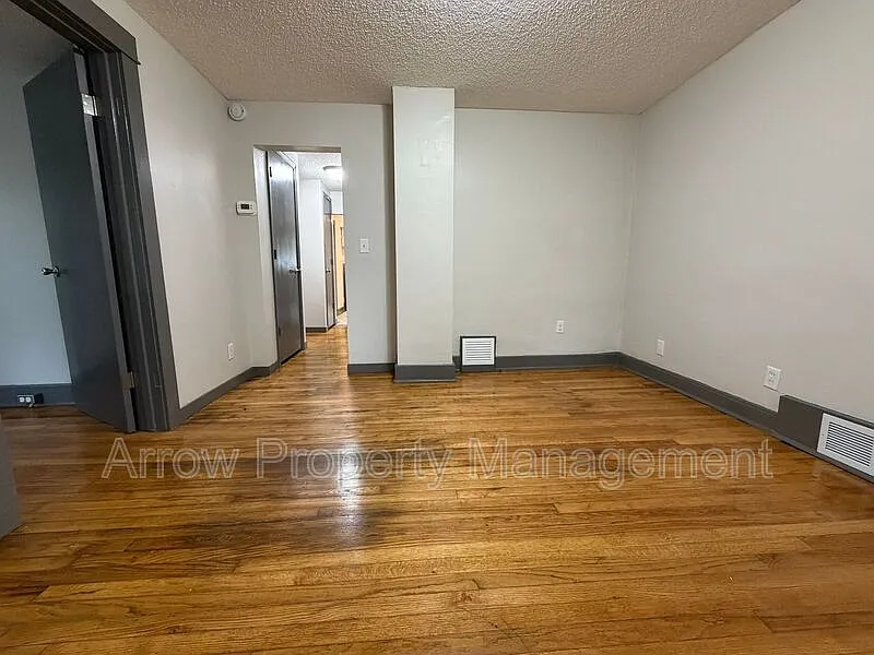 2 bed, 1.0 bath, 720 sqft, $1,050 — Photo 2