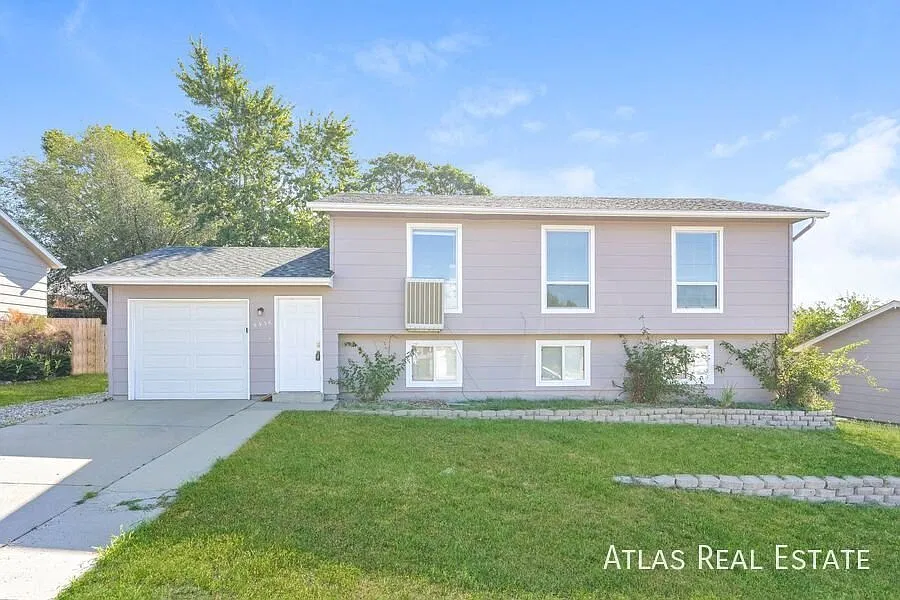 Spacious Split-Level 4-Bedroom Home in Thornton! — Photo 2