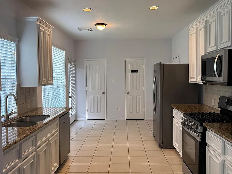3139 Summerland Dr — Photo 2
