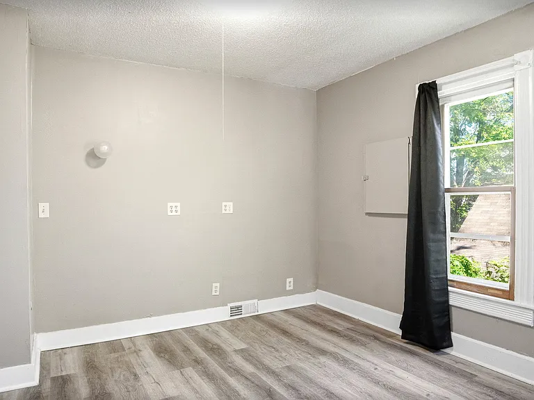 2923 Girard Ave N — Photo 10