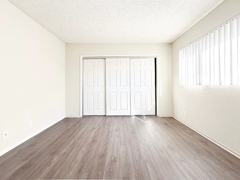 Barrymore Apartments — Photo 16