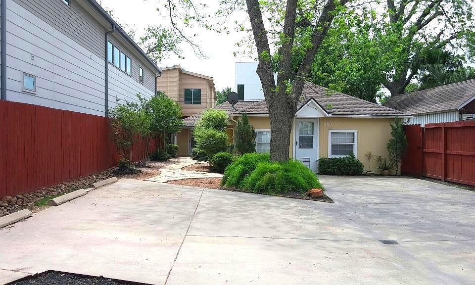 You have one parking on the side of Driveway.