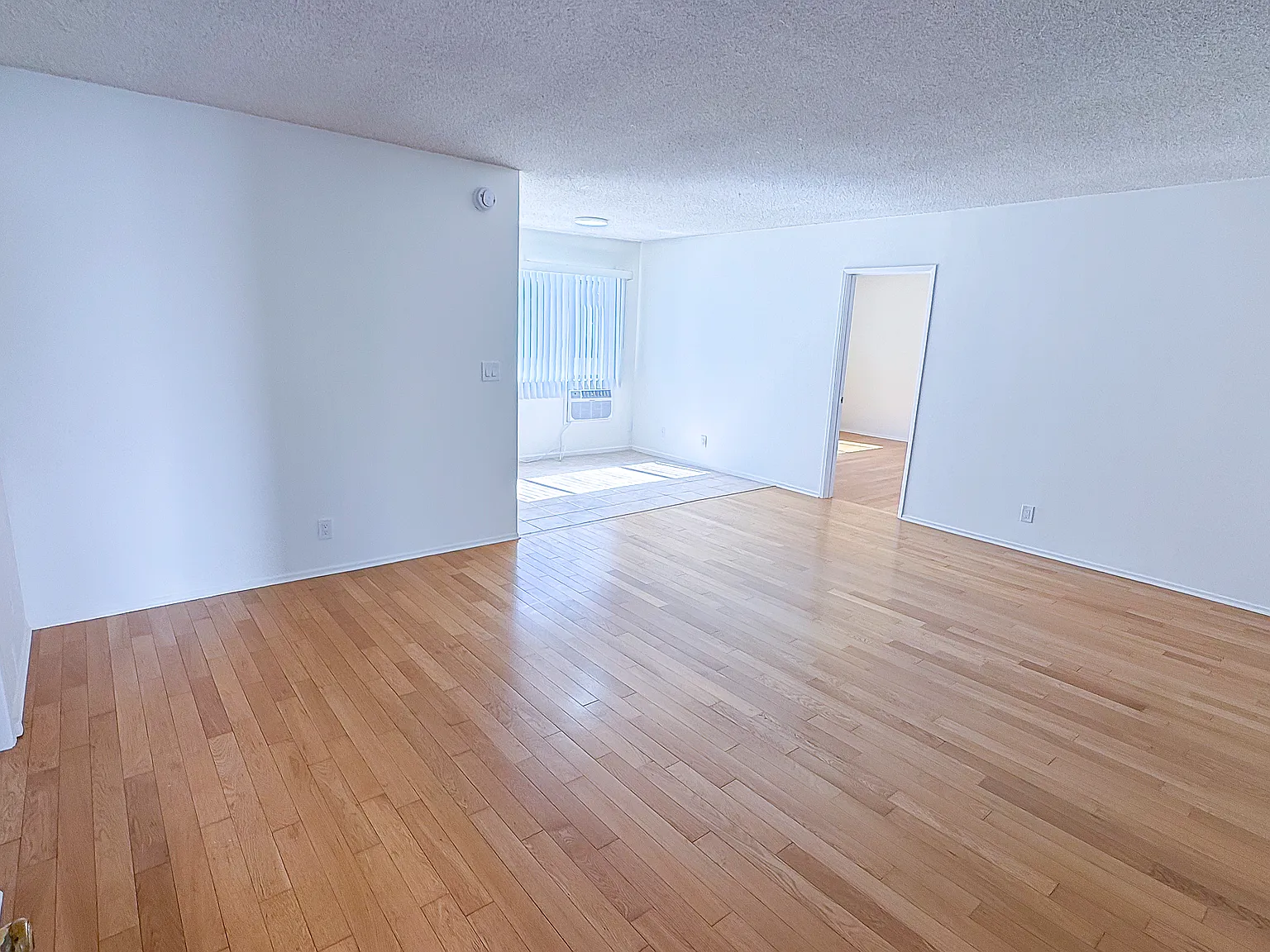 2 bed, 925 sqft, $3,195 — Photo 3