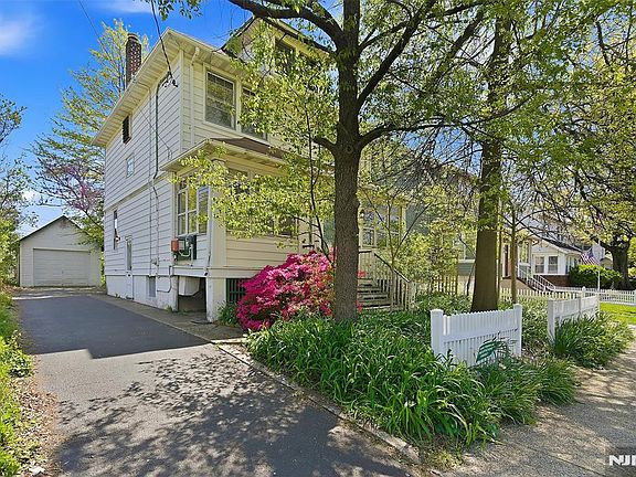 2nd image of 54 Rochelle Ave